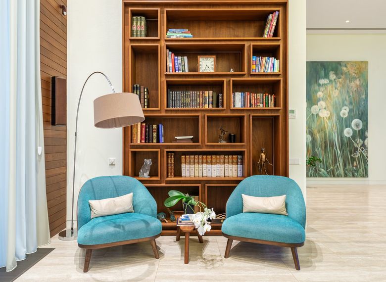 Как организовать освещение, чтобы не вредить книгам и не мешать работе?