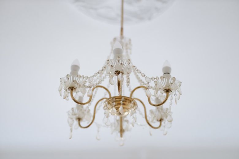 Освещение в неоклассике: как сочетать люстры и скрытый свет