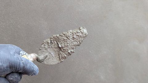 Какие нормативы регламентируют качество штукатурки и стяжки в новостройке?